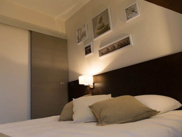 Habitación doble clásica, vista a la ciudad | Tabla de planchar con plancha y wifi gratis