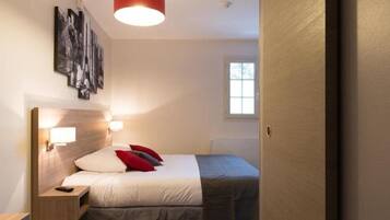 Quarto casal clássico, vista para a cidade | Ferros/tábuas de passar roupa, Wi-Fi de cortesia