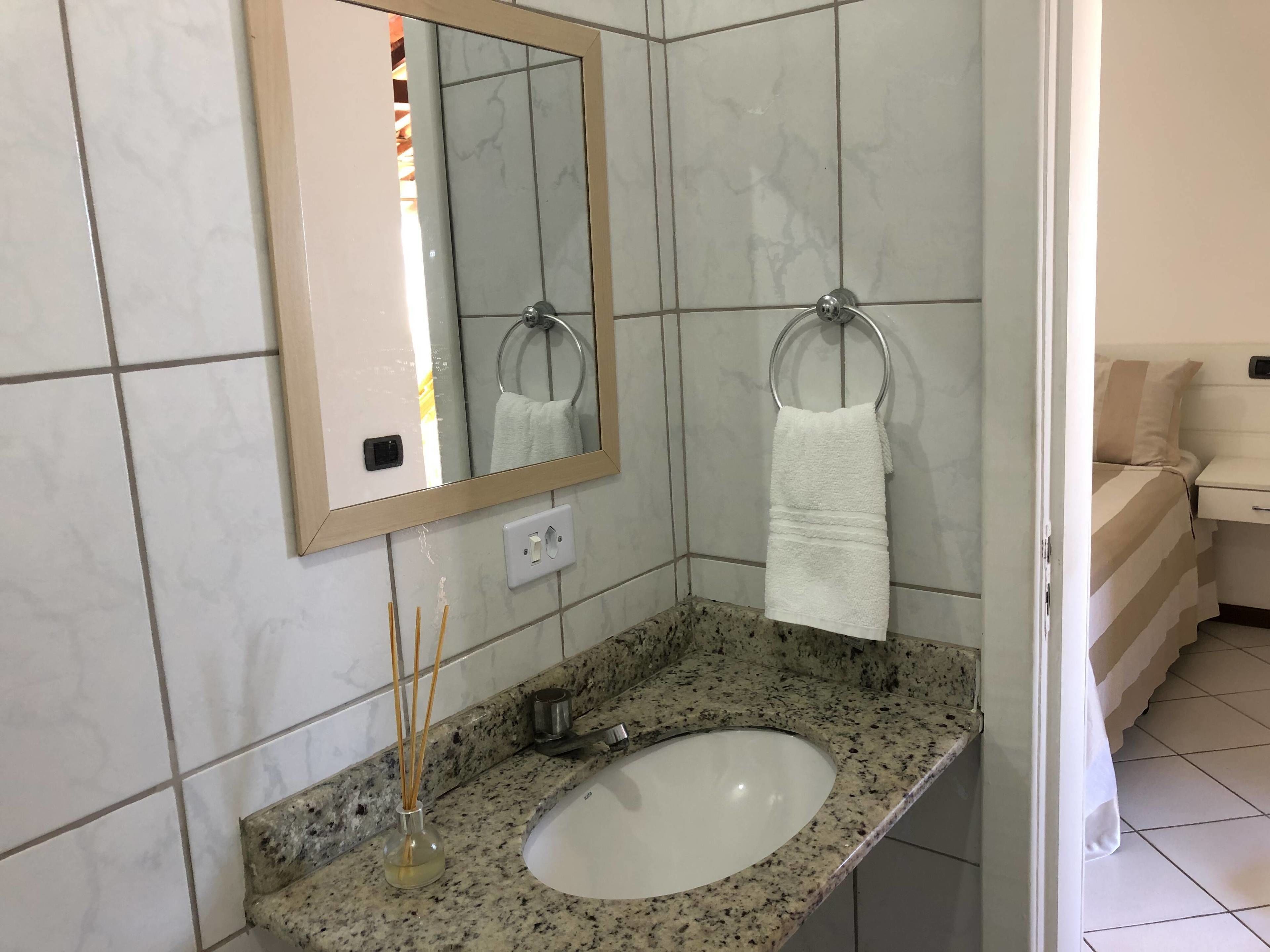 Apartamento 201A (Com Acesso a Piscina) | Banheiro | Chuveiro, secador de cabelo, roupões de banho, bidê
