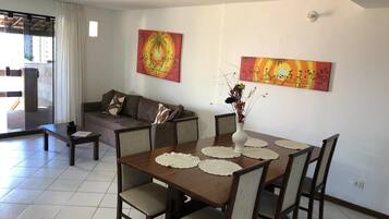 Apartamento 201A (Com Acesso a Piscina) | Sala de estar | TV de tela plana