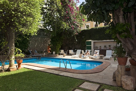 Outdoor pool, sun loungers