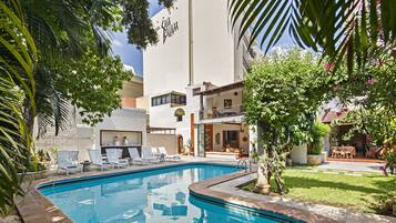 Alberca al aire libre y camastros