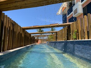 2 albercas al aire libre, sombrillas en la alberca y camastros 