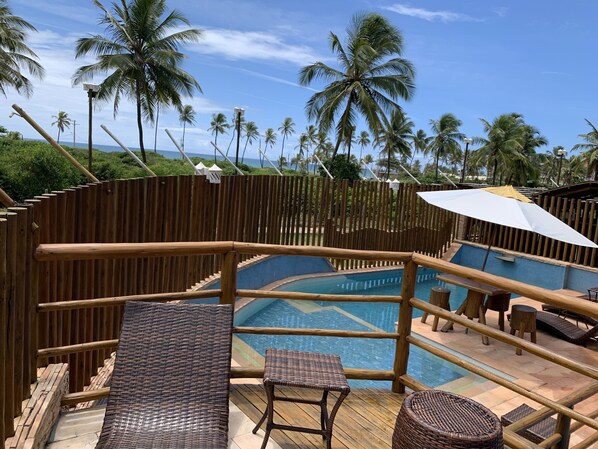 2 albercas al aire libre, sombrillas en la alberca y camastros 