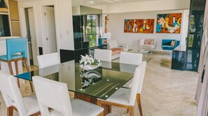 Departamento Deluxe | Área de sala de estar | Televisión de pantalla plana 