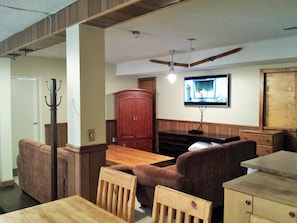 Living area - 4 Bedroom Blue Mountain Rental with Hot Tub (The Blue Mountains)