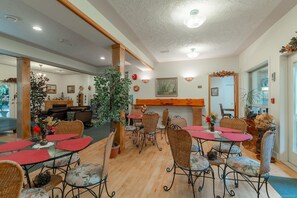 Dining - Cedar Wood Lodge B&B (Port Alberni)