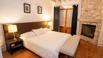 Eenvoudige suite | Luxe beddengoed, een kluis op de kamer, geluiddichte muren, beddengoed