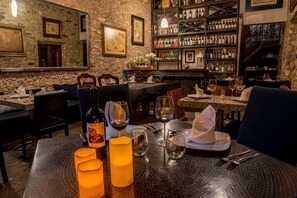 Serveert ontbijt, lunch, diner, Mexicaanse gerechten 