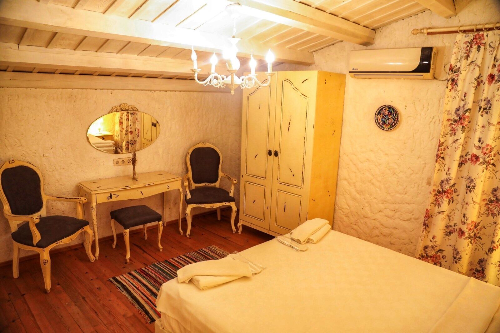 standard double or twin room | premium bedding, in-room safe, desk, free wifi