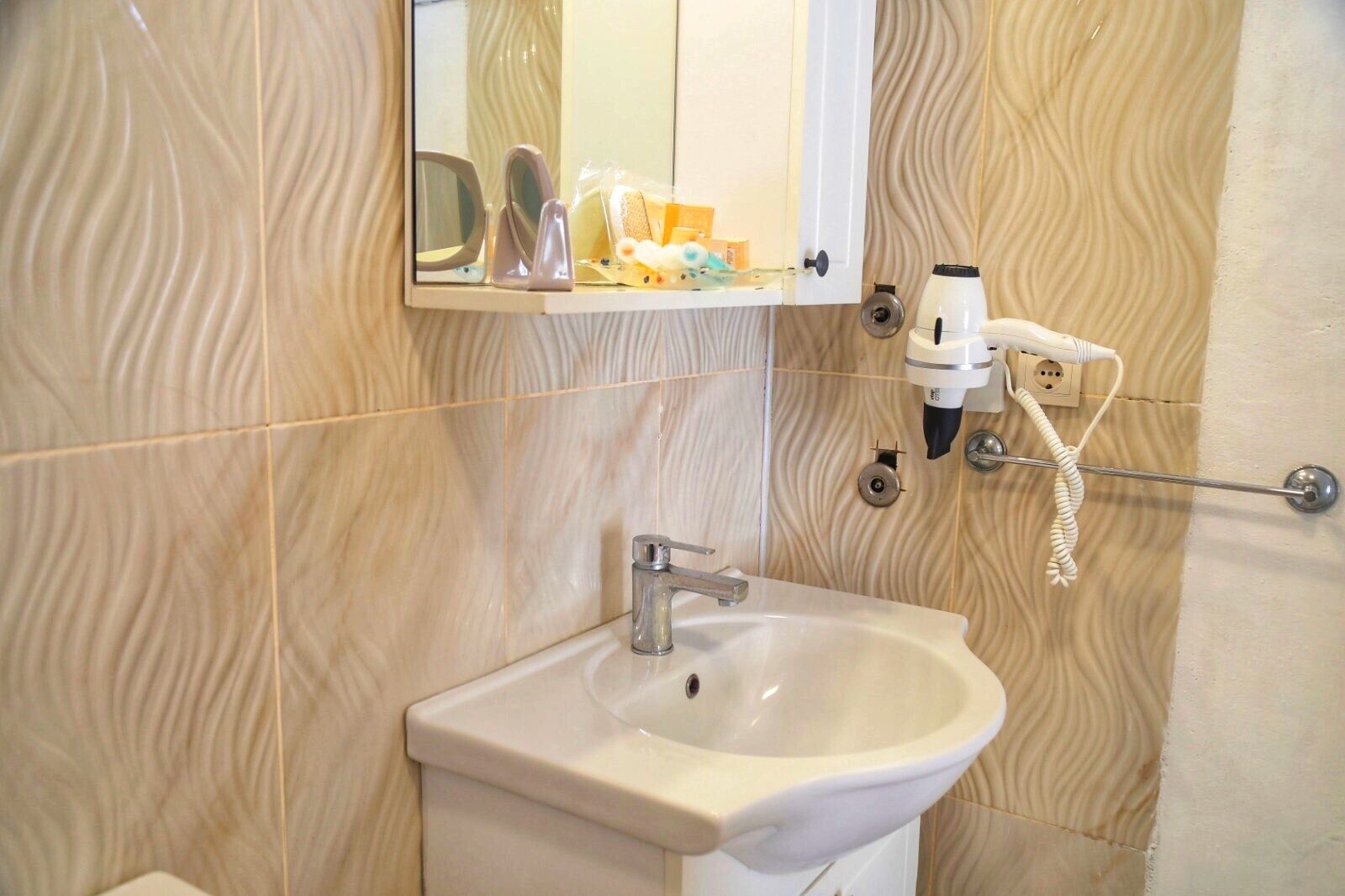 standard double or twin room | bathroom | shower, free toiletries, hair dryer, slippers