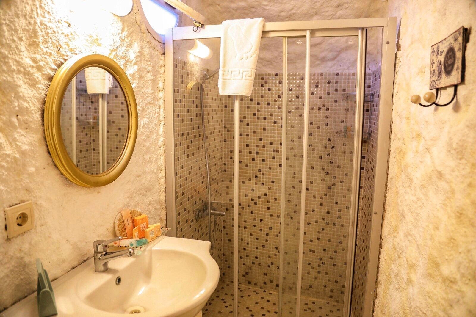 standard double or twin room | bathroom | shower, free toiletries, hair dryer, slippers