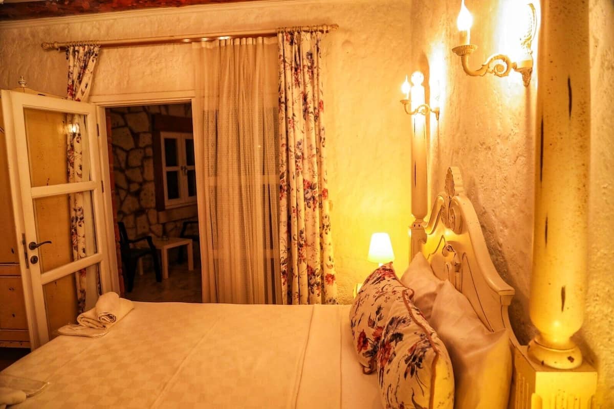 Quarto casal luxo, sacada | Roupas de cama premium, cofres nos quartos, escrivaninha