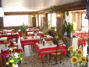 Se sirven almuerzos, cenas y cocina regional 