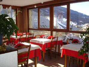 Melayani makan siang dan makan malam dengan sajian masakan daerah