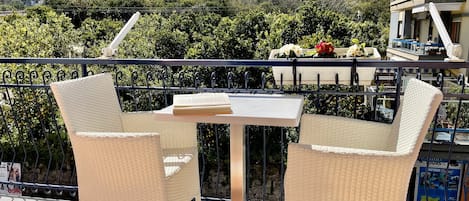 Superior kamer, 1 twee- of 2 eenpersoonsbedden, balkon, uitzicht op de stad | Terras