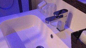 Dobbelt- eller tomannsrom – superior, balkong, byutsikt | Vask på badet