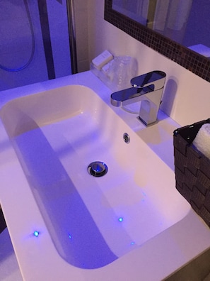Superior Double or Twin Room, Balcony, City View | Bathroom sink - Bougainvillea Relais (Sorrento)