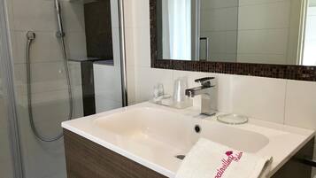 Shower, free toiletries, hair dryer, bidet