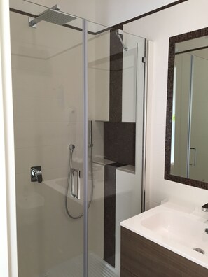Quarto casal ou duplo superior, sacada, vista para a cidade | Banheiro | Chuveiro, produtos de toalete grátis, secador de cabelo, bidê