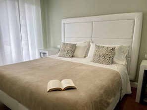 Quarto casal ou duplo superior, sacada, vista para a cidade | Roupas de cama de algodão egípcio, roupas de cama premium