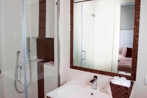 Dusche, kostenlose Toilettenartikel, Haartrockner, Bidet