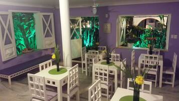 Café da manhã com buffet grátis todos os dias