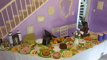 Café da manhã com buffet grátis todos os dias