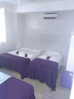 Habitación cuádruple estándar | Minibar, caja fuerte, wifi gratis y ropa de cama