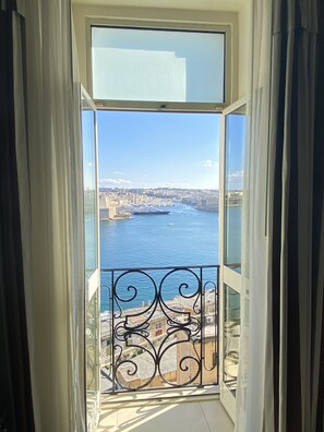 Phòng đôi hoặc 2 giường đơn Tiêu chuẩn, quang cảnh cảng | Két bảo mật tại phòng, bàn, màn/rèm cản sáng, bàn ủi/dụng cụ ủi quần áo 