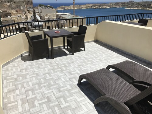 Grand Harbour Hotel