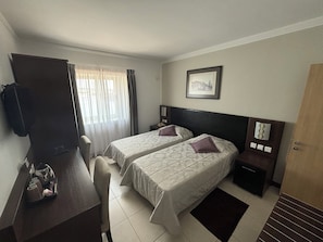 Phòng đôi hoặc 2 giường đơn Tiêu chuẩn, quang cảnh cảng | Két bảo mật tại phòng, bàn, màn/rèm cản sáng, bàn ủi/dụng cụ ủi quần áo 