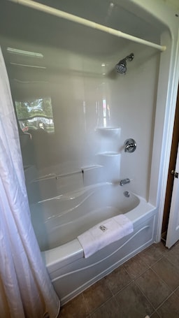 Secador de pelo, toallas, jabón, shampoo. The Cavendish Motel