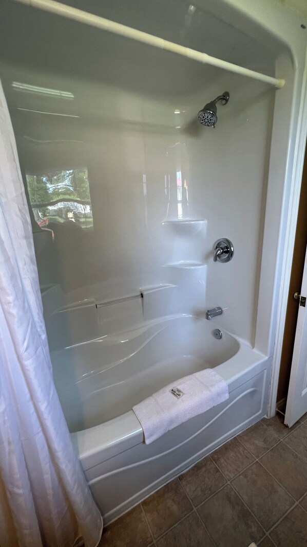 Standard Cabin, 2 Queen Beds, Kitchen, City View | Bathroom