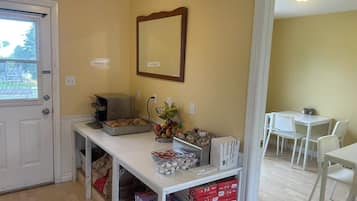 Café da manhã completo grátis todos os dias