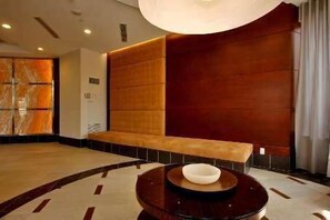 Lobby - 310 Burhamthorpe Suites - by Mirage (Mississauga)