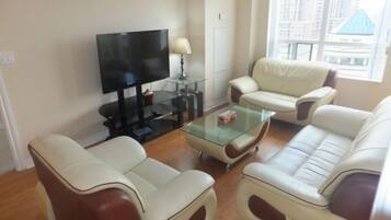 Condo Deluxe, 3 phòng ngủ | Phòng khách | TV plasma