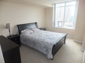 Deluxe Condo, 3 Bedrooms | 3 bedrooms, iron/ironing board, free WiFi - 310 Burhamthorpe Suites - by Mirage (Mississauga)