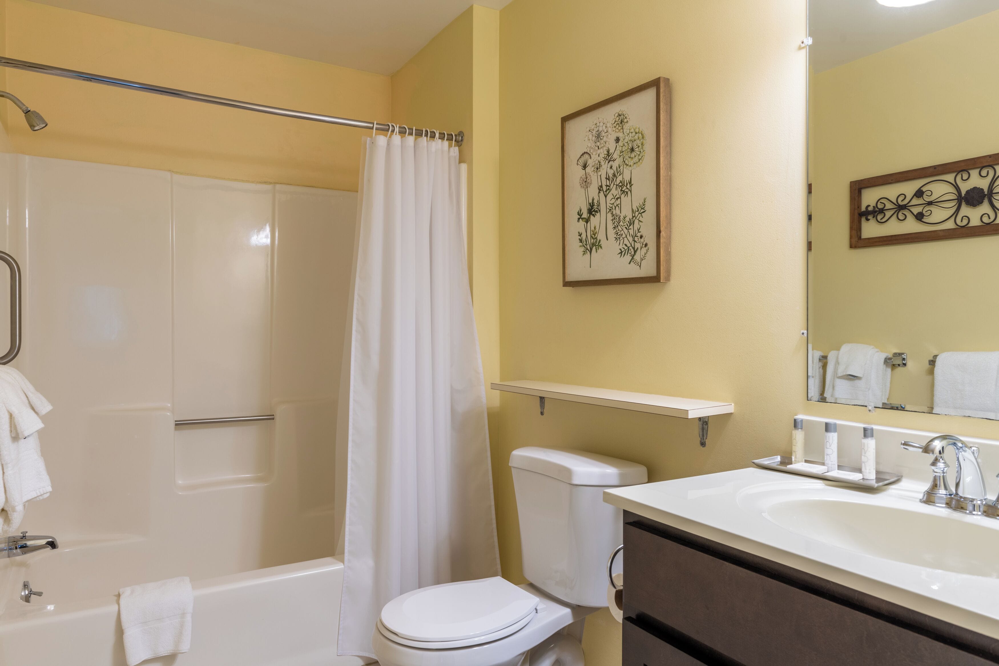 Une salle de bain avec une baignoire, des toilettes et un lavabo.