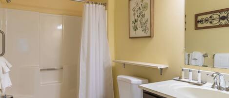 Un baño con bañera, inodoro y lavamanos.