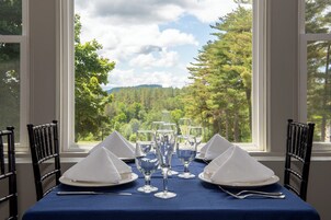Serviço de almoço e jantar; culinária americana, vistas para o jardim 