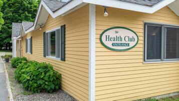 Un edificio amarillo con un letrero que dice "The Health Club Entrance".