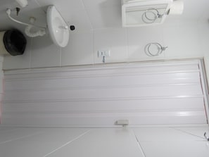A bathroom with a toilet, bidet, and a mirror. - HT Suites Mobiliadas (Brasília)