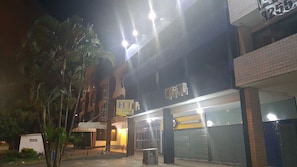 A hotel with a sign indicating it offers 6 suites. - HT Suites Mobiliadas (Brasília)