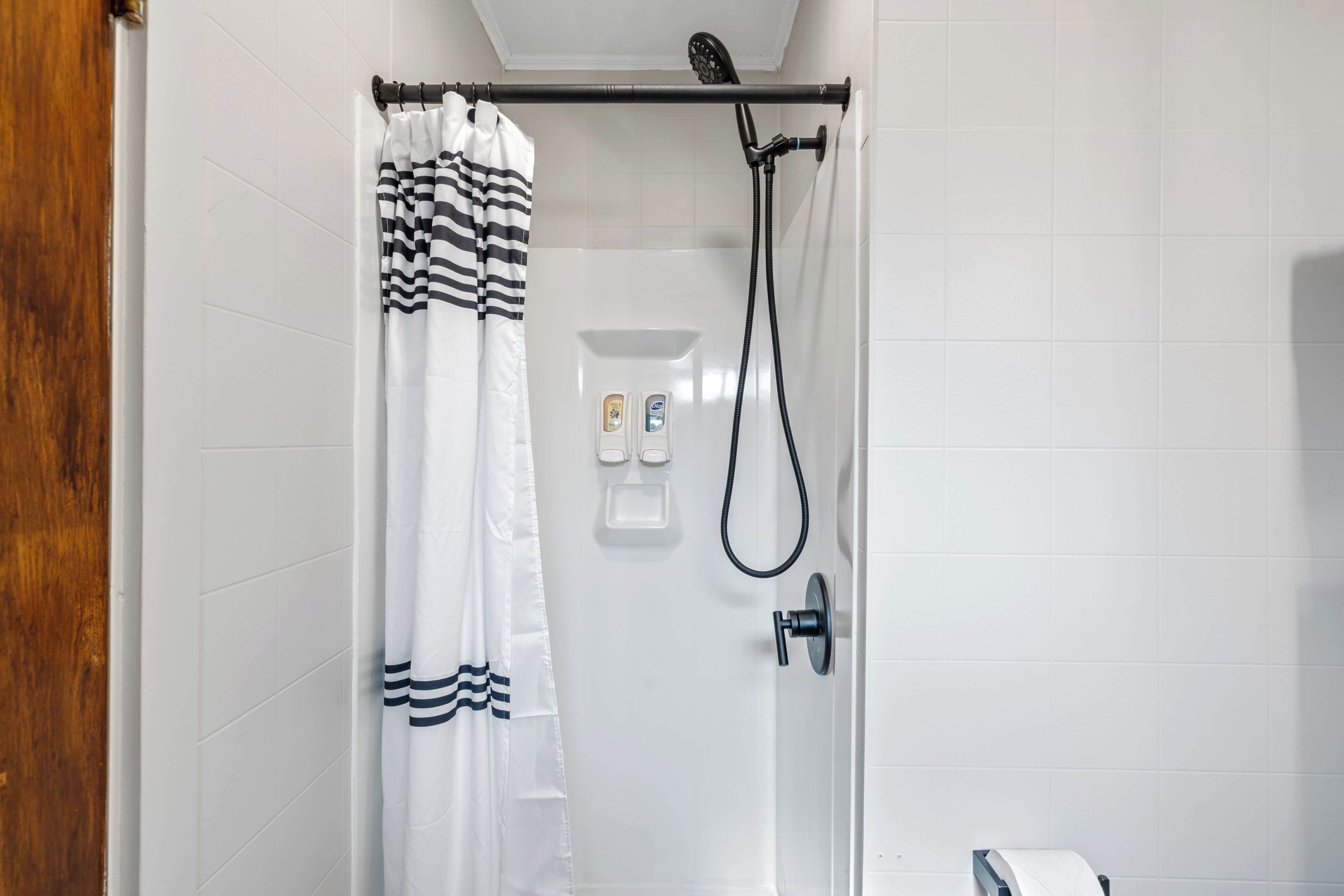 Queen Room with Loveseat Standard | Bathroom | Bathtub, free toiletries, towels