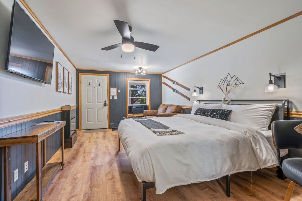 Signature Studio Suite | Individually decorated, free WiFi, bed sheets