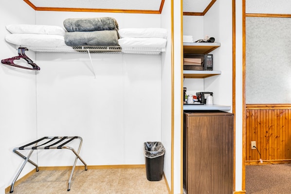 Quarto standard, várias camas | Individualmente decorados, Wi-Fi de cortesia, roupa de cama