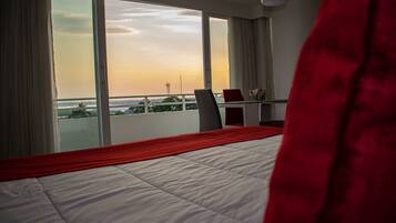 Luxury Room | Egyptian cotton sheets, premium bedding, memory foam beds, minibar