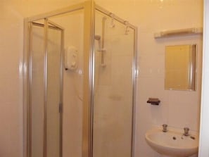 Room 1 King Bed Ensuite | Bagno | Doccia, asciugacapelli, asciugamani