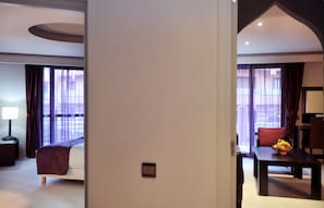 Familien-Suite, 2 Schlafzimmer, Stadtblick | 1 Schlafzimmer, Zimmersafe, Schreibtisch, laptopgeeigneter Arbeitsplatz